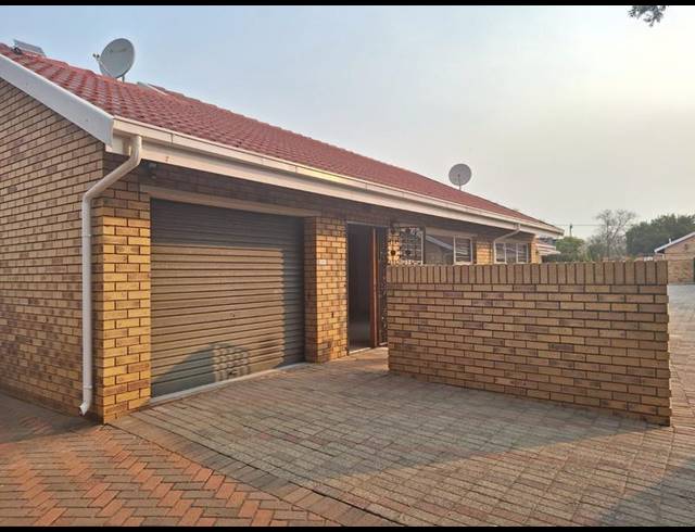 2 BEDROOM TOWNHOUSE FOR SALE IN STRUBENVALE